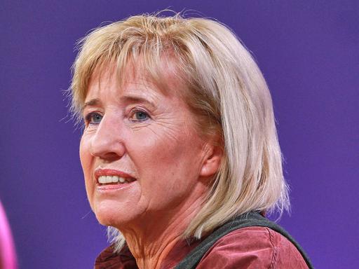 Ines Geipel spricht auf einer Veranstaltung.