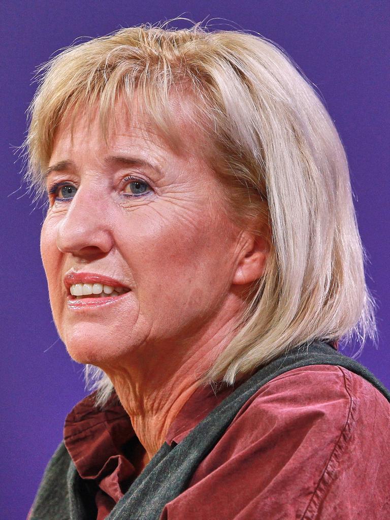 Ines Geipel spricht auf einer Veranstaltung.