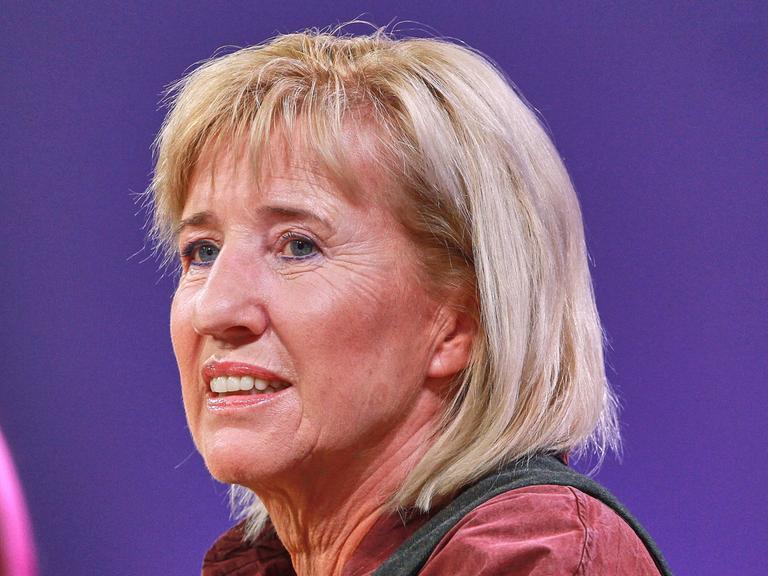 Ines Geipel spricht auf einer Veranstaltung.