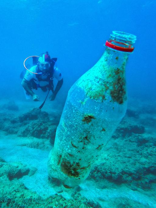 Ein Team freiwilliger Taucher sammelt mit Geisternetzen verschiedene Metall- und Plastikabfälle ein, die das Meeresleben bedrohen.