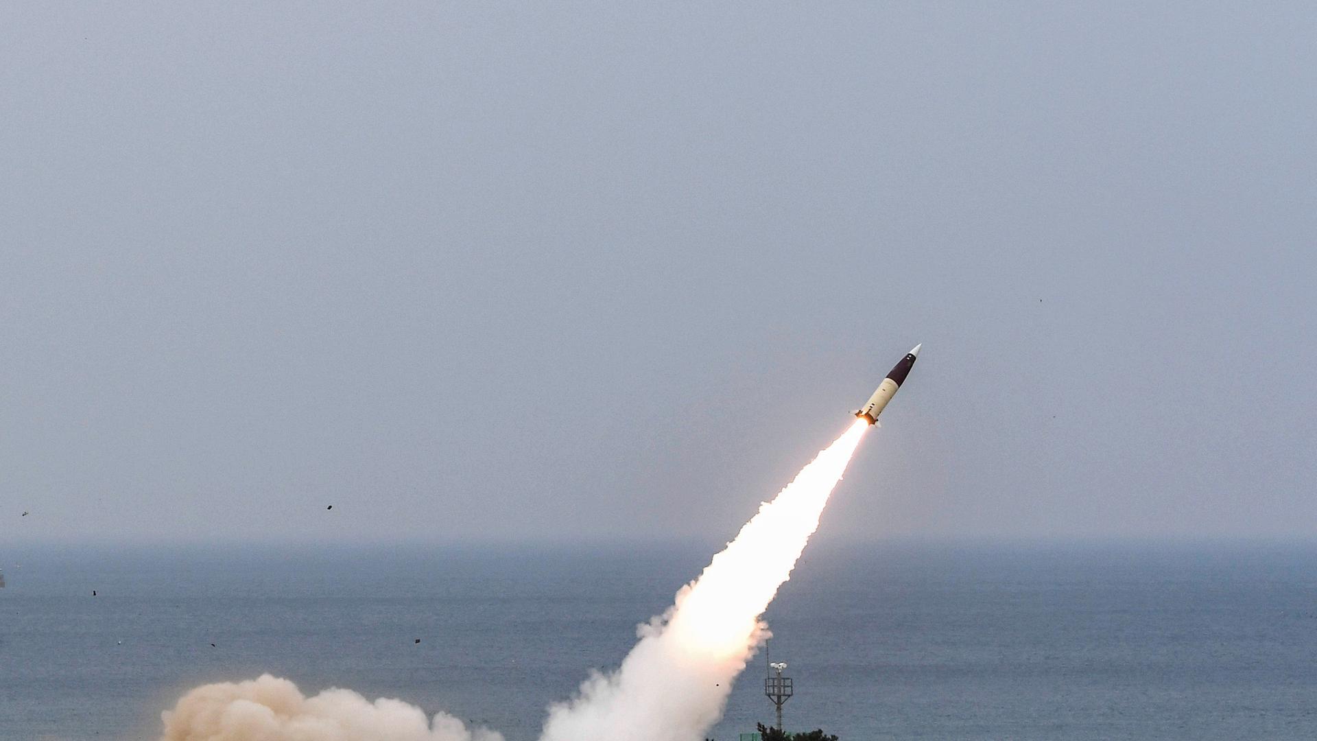 Die Armee von Südkorea feuert eine ATACMS-Rakete ab während einer Übung.