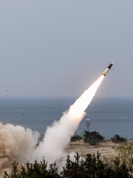 Die Armee von Südkorea feuert eine ATACMS-Rakete ab während einer Übung.