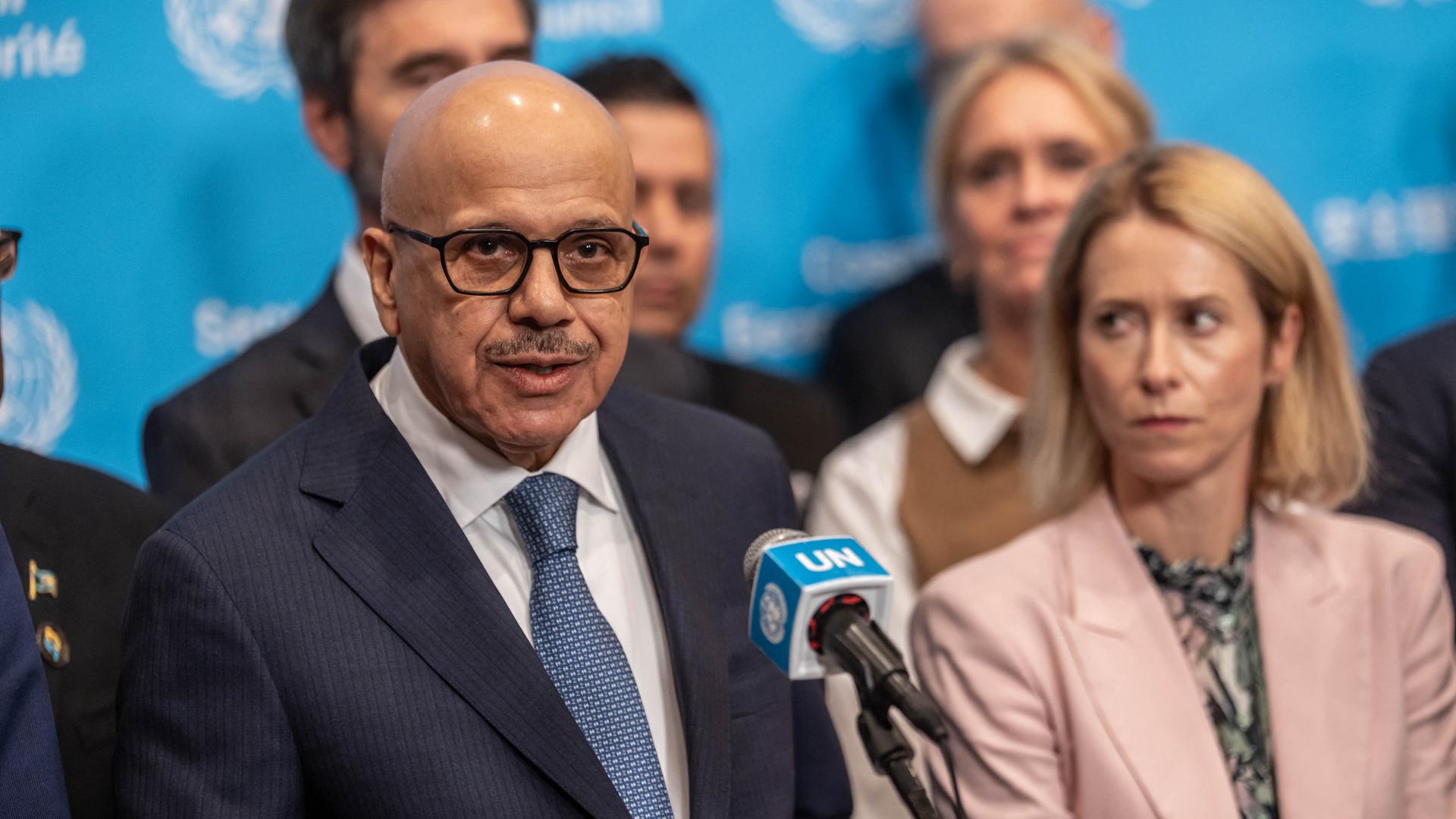 Der Außenminister von Bahrain, Sajani, steht neben der EU-Außenbeauftragten Kallas und spricht in ein Mikrofon mit dem Logo der Vereinten Nationen.