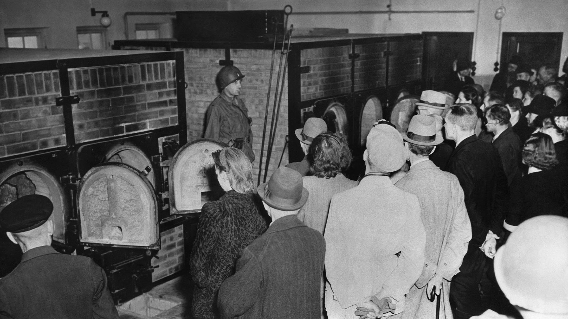 Bürger von Weimar werden 1945 von amerikanischen Truppen gezwungen, sich die Verbrennungsöfen im Konzentrationslager Buchenwald anzusehen