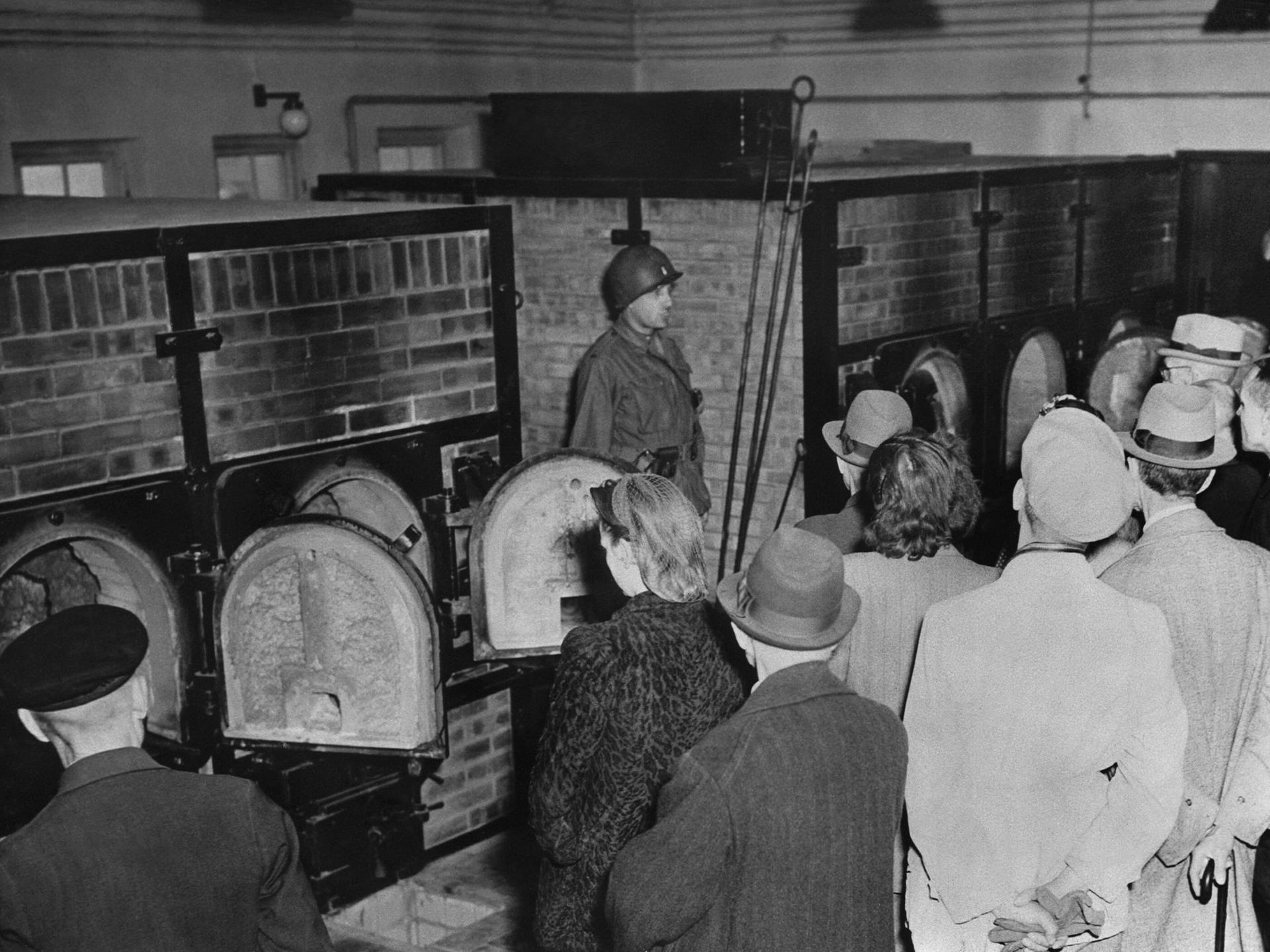 Bürger von Weimar werden 1945 von amerikanischen Truppen gezwungen, sich die Verbrennungsöfen im Konzentrationslager Buchenwald anzusehen