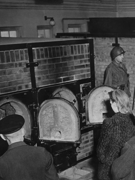 Bürger von Weimar werden 1945 von amerikanischen Truppen gezwungen, sich die Verbrennungsöfen im Konzentrationslager Buchenwald anzusehen