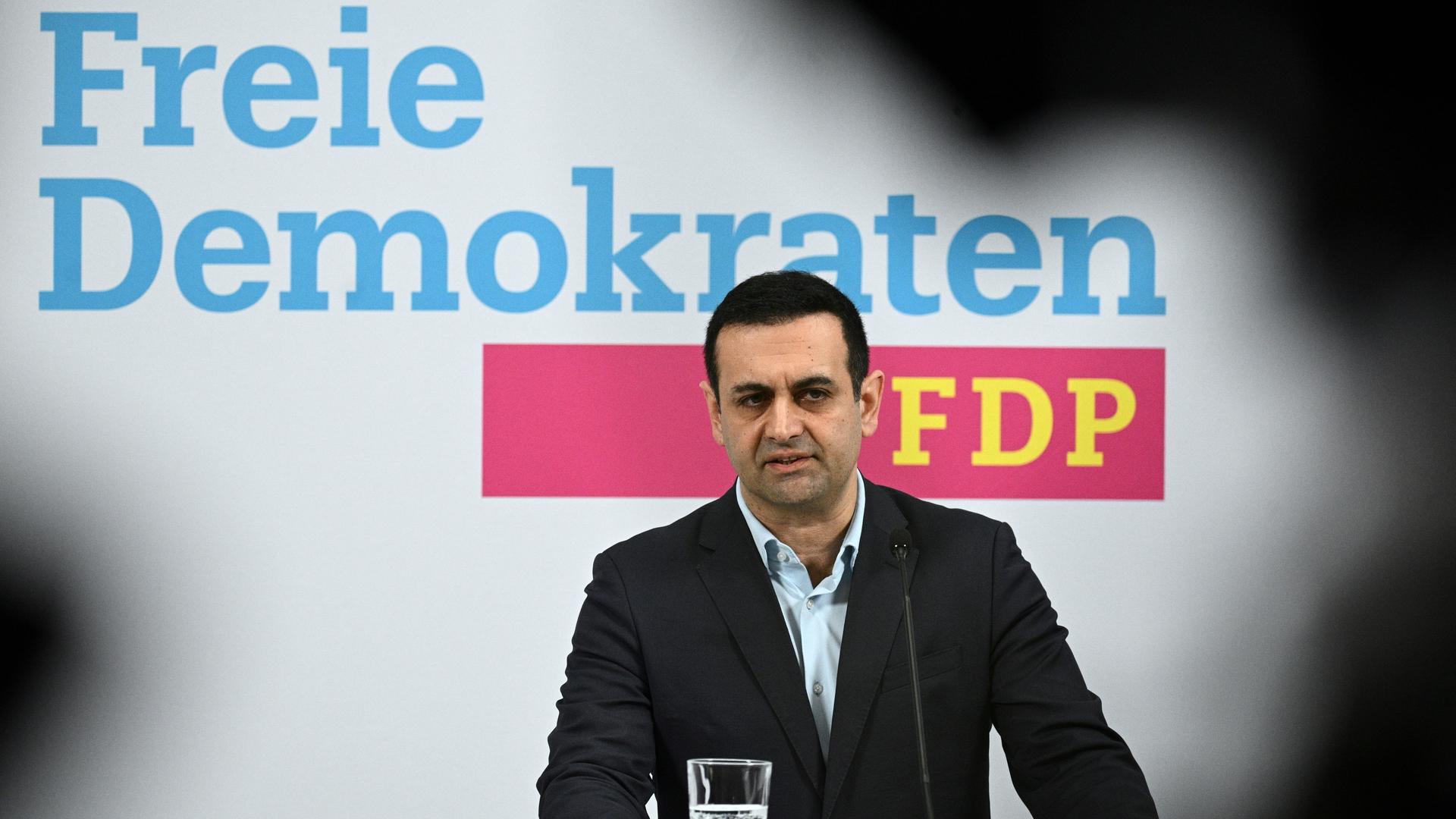 Bijan Djir-Sarai, FDP-Generalsekretär, spricht während eines Statements in der FDP-Bundesgeschäftsstelle. 