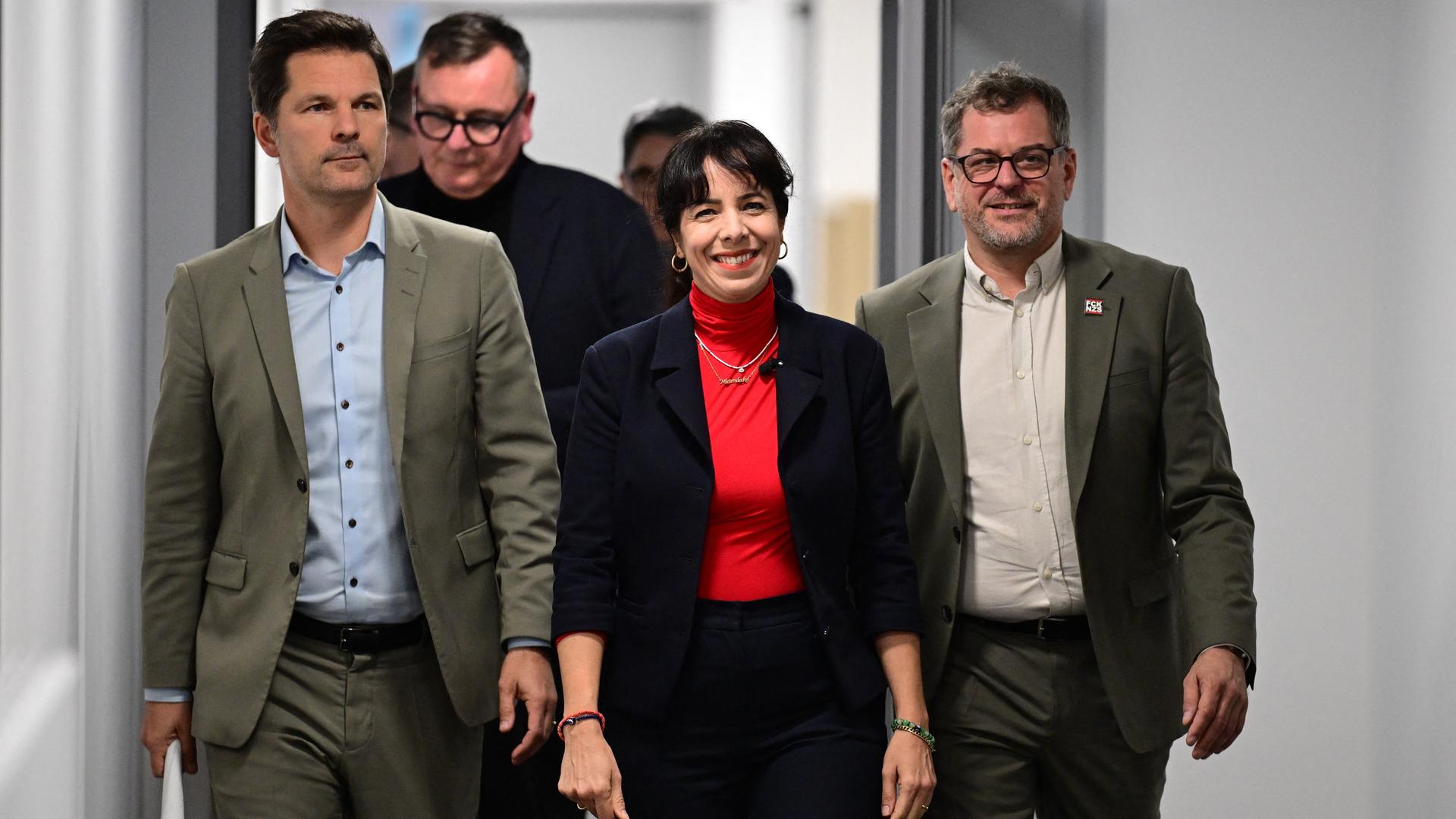 Steffen Krach (SPD), Elif Eralp (Die Linke) und Werner Graf (Bündnis 90/Die Grünen) kommen zu einer Presse-Konferenz in Berlin.