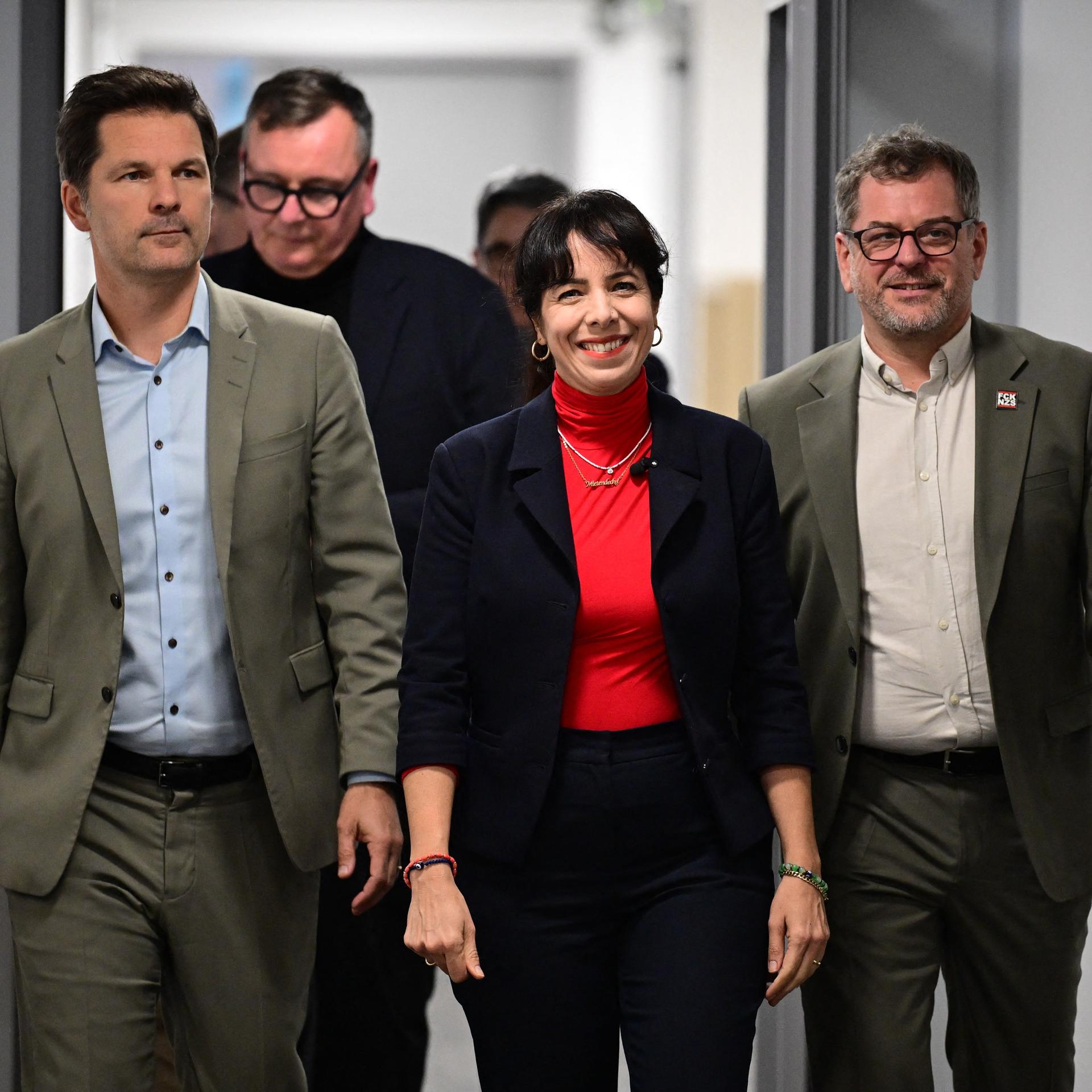 Steffen Krach (SPD), Elif Eralp, Fraktionsvorsitzende (Die Linke) und Werner Graf (Bündnis 90/Die Grünen) kommen zu einer Pressekonferenz im Haus der Statistik in Berlin.