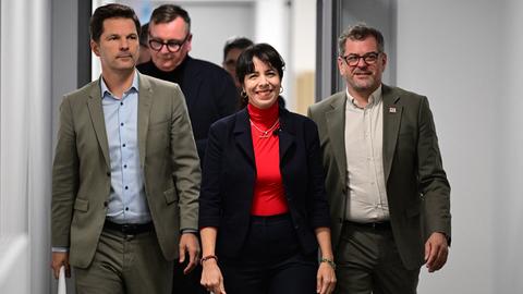 Steffen Krach (SPD), Elif Eralp, Fraktionsvorsitzende (Die Linke) und Werner Graf (Bündnis 90/Die Grünen) kommen zu einer Pressekonferenz im Haus der Statistik in Berlin.