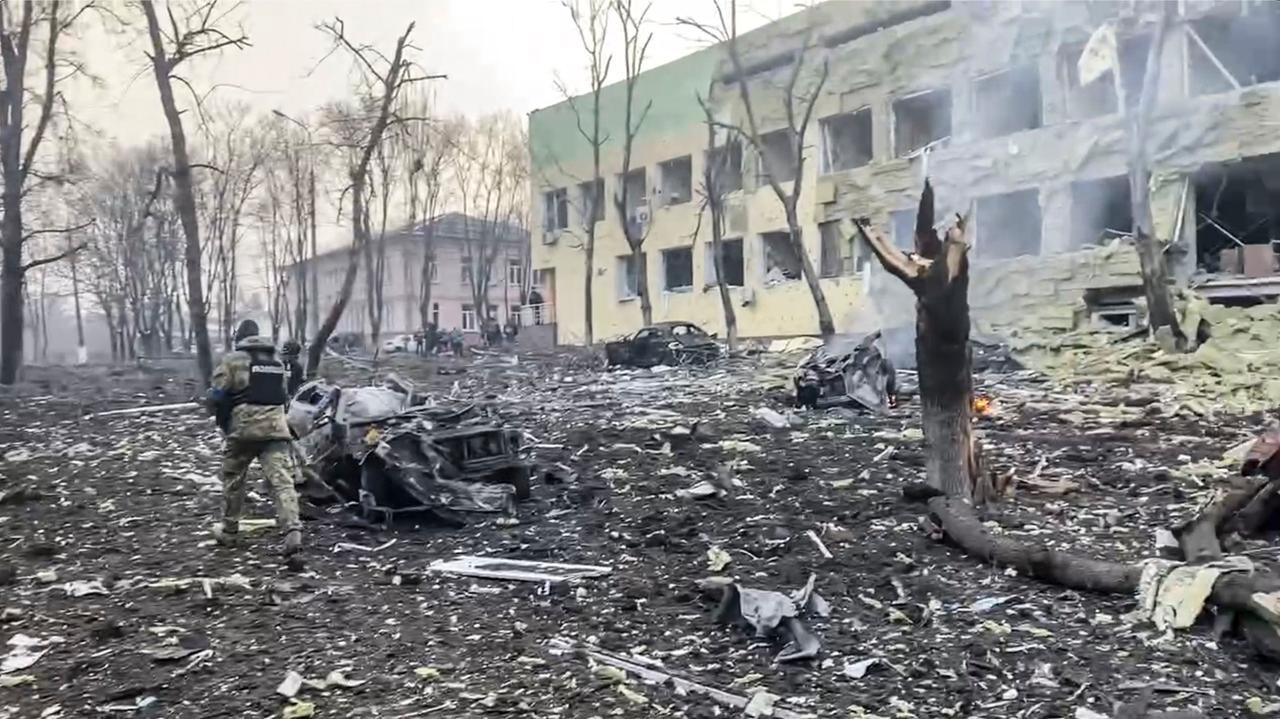 Folgen eines Angriffs auf das Krankenhaus von Mariupol, Ukraine. Alle Fenster sind zerschlagen, Trümmer liegen vor dem Gebäude.