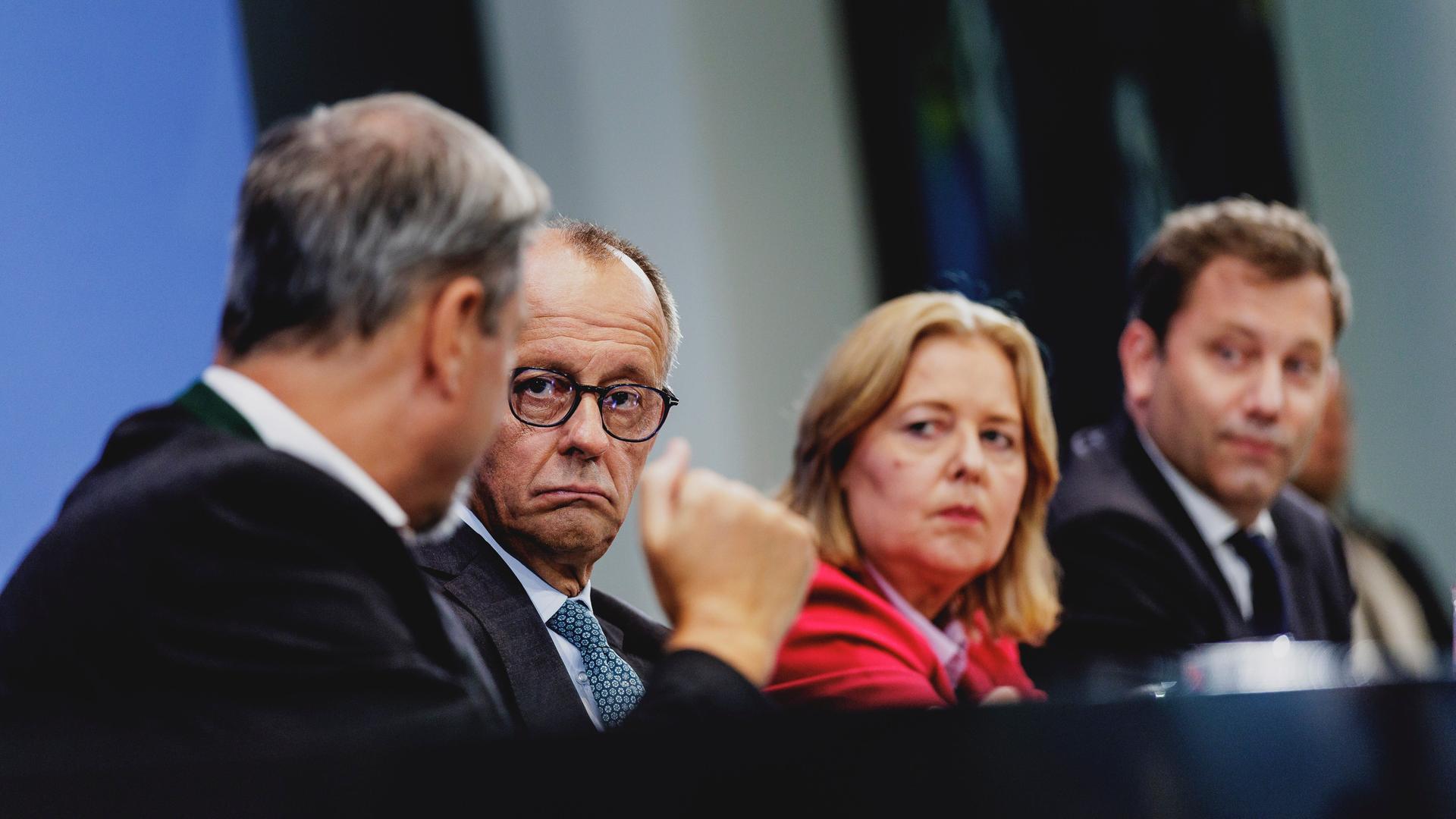Markus Soeder, Ministerpraesident von Bayern, Friedrich Merz (CDU), Bundeskanzler, Baerbel Bas (SPD), Bundesministerin fuer Arbeit und Soziales, und Lars Klingbeil, Bundesminister der Finanzen, in Berlin, 03.09.2025. Markus Soeder, Ministerpraesident von Bayern, Friedrich Merz (CDU), Bundeskanzler, Baerbel Bas (SPD), Bundesministerin fuer Arbeit und Soziales, und Lars Klingbeil, Bundesminister der Finanzen, in Berlin, 03.09.2025.