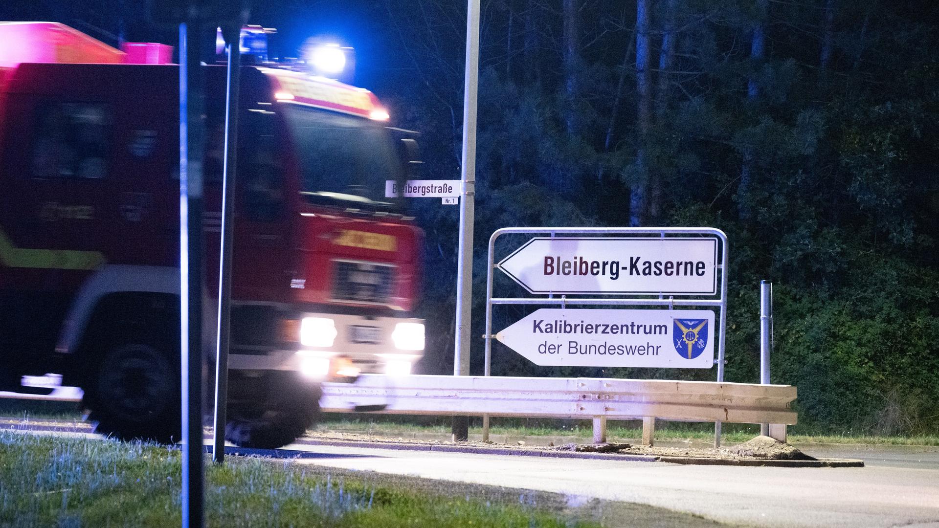 Mechernich: Ein Einsatzfahrzeug der Feuerwehr fährt am Gelände der Bleiberg-Kaserne. 