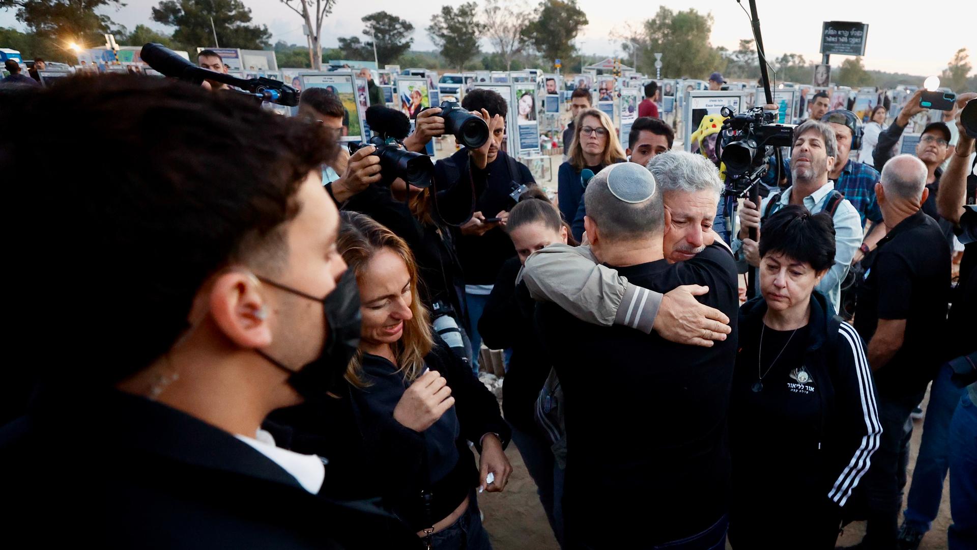 Israel: Trauernde versammeln sich, um des dritten Jahrestages des Hamas-Anschlags zu gedenken.
Israel: Trauernde versammeln sich, um des dritten Jahrestages des Hamas-Anschlags zu gedenken.