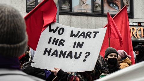 Zu sehen ist eine Menschenmenge und mittig ein Plakat mit der Aufschrift: "Wo wart ihr in Hanau?" Gedenken an Opfer des Hanau-Anschlages in München: Am 19. Februar 2023 versammelten sich am Königsplatz in München 500 Personen zu einer Demonstration, um den Opfern des rassistischen Terror-Anschlags in Hanau im Jahr 2020 zu gedenken. Nach der Zwischenkundgebung wurde Pyrotechnik verwendet.