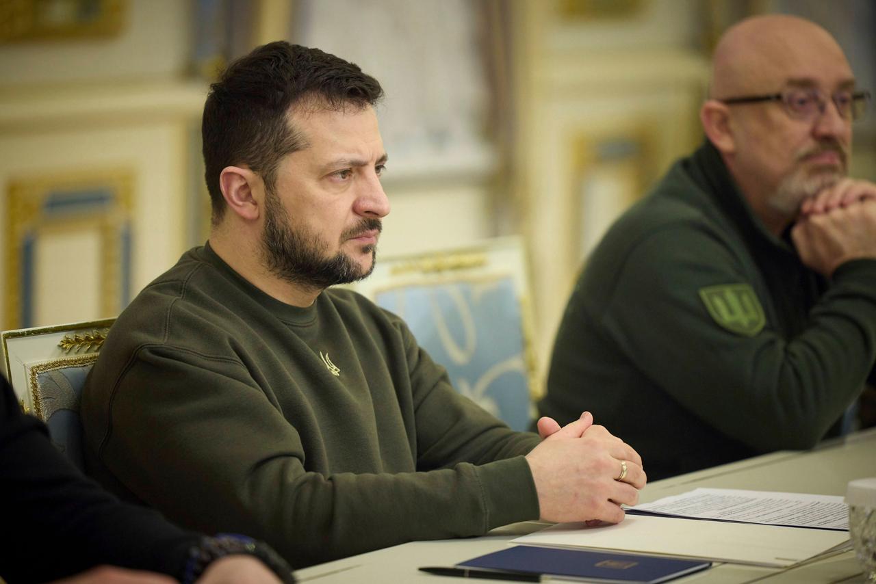 Präsident Selenskyj sitzt an einem Tisch, rechts daneben sitzt Oleksij Resnikow, bisher Verteidigungs-Minister.