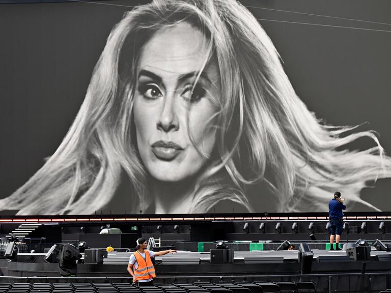 Von 02.08.2024 an soll die Britin Adele bis 31. August an zehn Abenden auf der eigens für sie entworfenen und aufgebauten Bühne in der Münchner Messestadt stehen. Zu den Konzerten des Superstars werden insgesamt rund 740.000 Besucher erwartet.