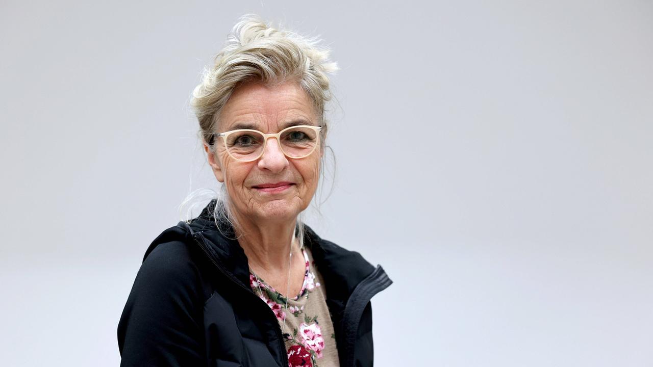 Porträtfoto der Autorin Charlotte Wiedemann. Fotografiert 2024 bei einer Lesung im Hamburger Bahnhof in Berlin. Porträtfoto der Autorin Charlotte Wiedemann. Fotografiert 2024 bei einer Lesung im Hamburger Bahnhof in Berlin.