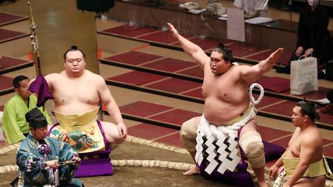 Der neue mongolische Yokozuna Terunofuji führt ein Ritual zum Ringeintritt durch