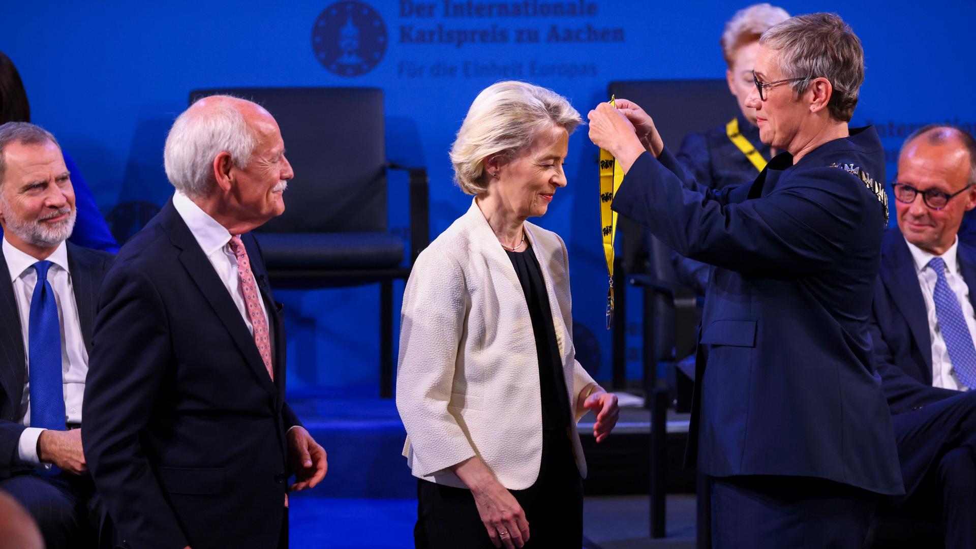 Sibylle Keupen, Oberbürgermeisterin von Aachen, überreicht Ursula von der Leyen, Präsidentin der Europäischen Kommission, den Internationalen Karlspreis Daneben schauen König Felipe VI. von Spanien (l) und Bundeskanzler Friedrich Merz (CDU) zu.
