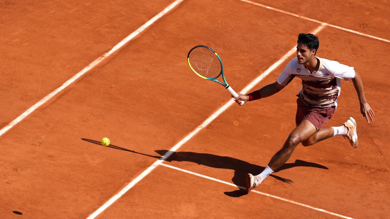 Das Bild zeigt eine Spielszene. Vallejo geht mit einem großen Schritt auf den Ball zu.