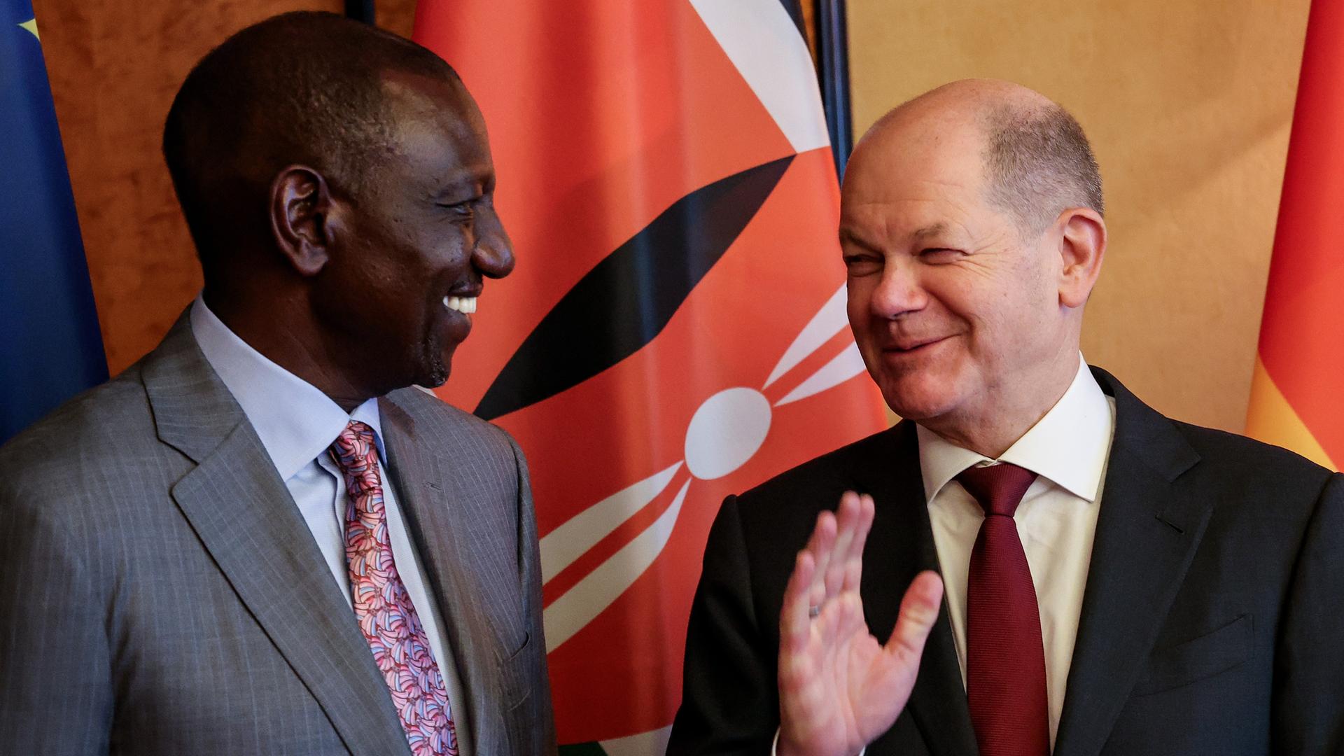 Bundeskanzler Olaf Scholz (rechts) und der kenianische Präsident William Ruto vor ihrem Treffen während des G20 Investment Summit 2023 am Rande der Konferenz «Compact with Africa». 
