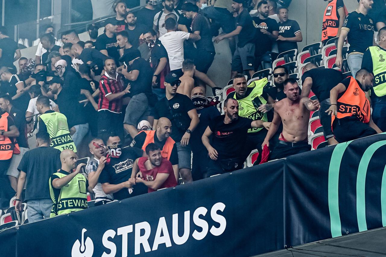 Das Foto zeigt Ausschreitungen von Fans beim Spiel OGC Nizza gegen 1.FC Köln.