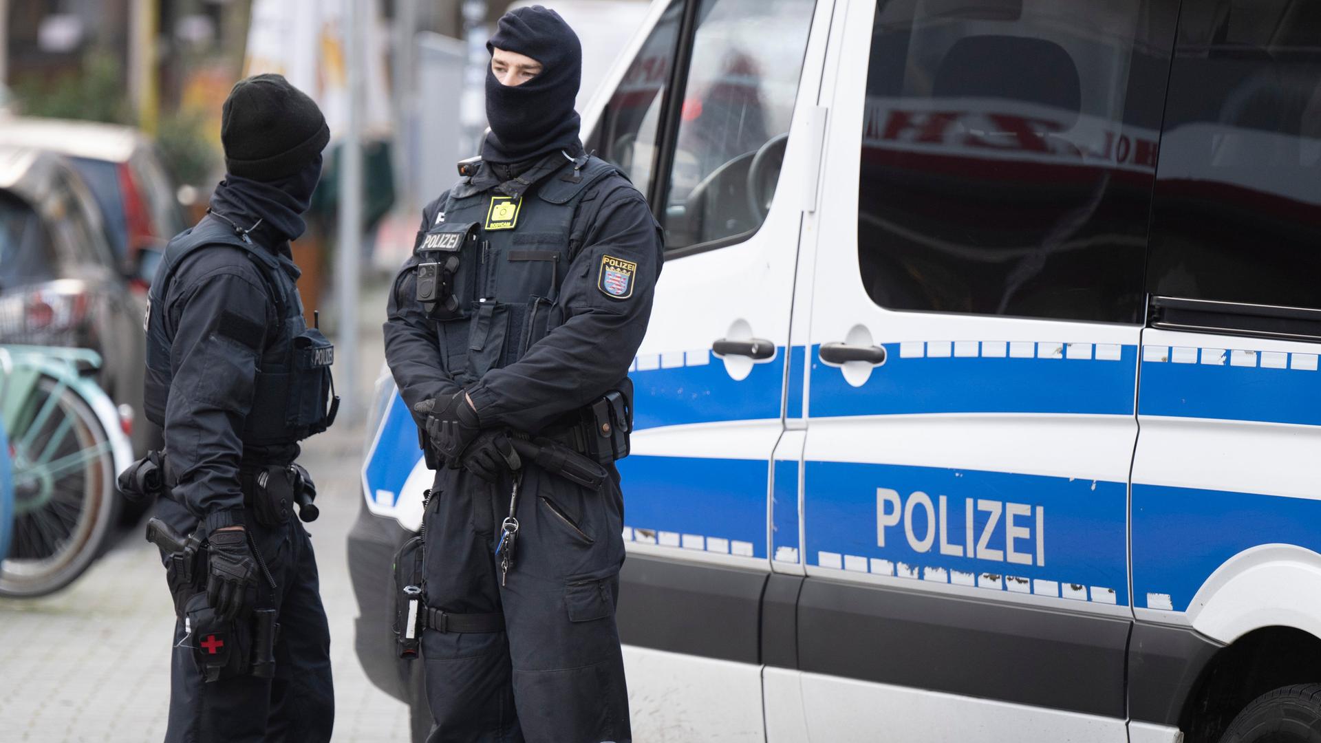 Frankfurt/Main: Bei einer Razzia gegen sogenannte "Reichsbürger" stehen Polizisten an einem durchsuchten Objekt in Frankfurt. 