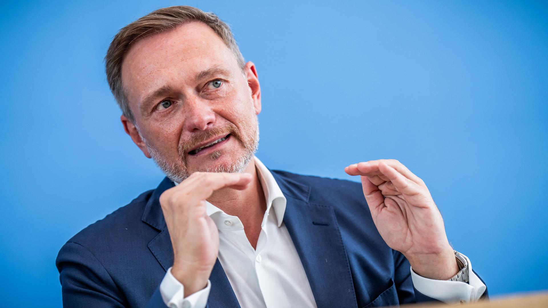 Christian Lindner (FDP), Bundesminister der Finanzen, nimmt an der Pressekonferenz zum Entwurf für den Haushalt 2025 und den Nachtragshaushalt 2024 teil. 