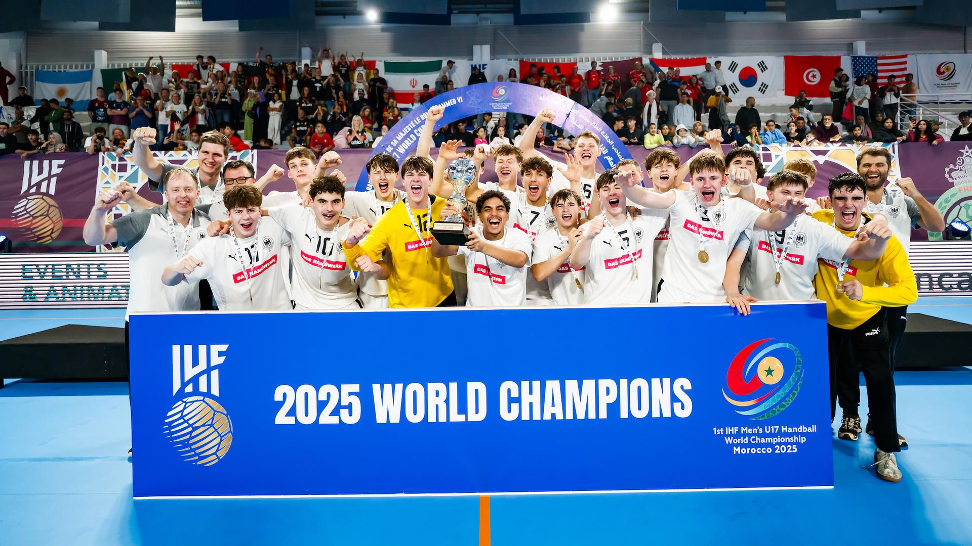 Die deutsche U17-Nationalmannschaft feiert nach dem Finalspiel in Casablanca gegen Ägypten ihren Weltmeistertitel.