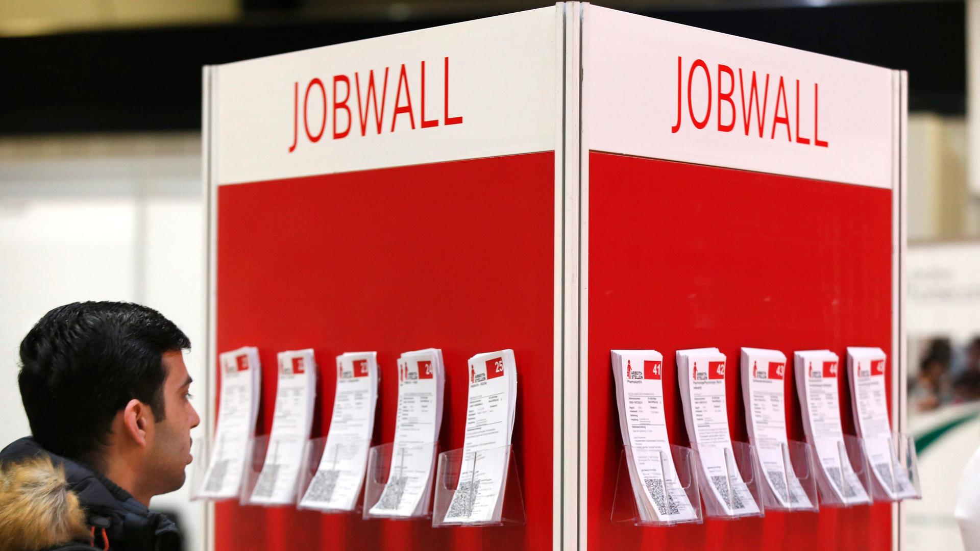 An einer "Jobwall" bei der Jobbörse für Geflüchtete und ausländische Mitbürger hängen zahlreiche Stellenangebote.