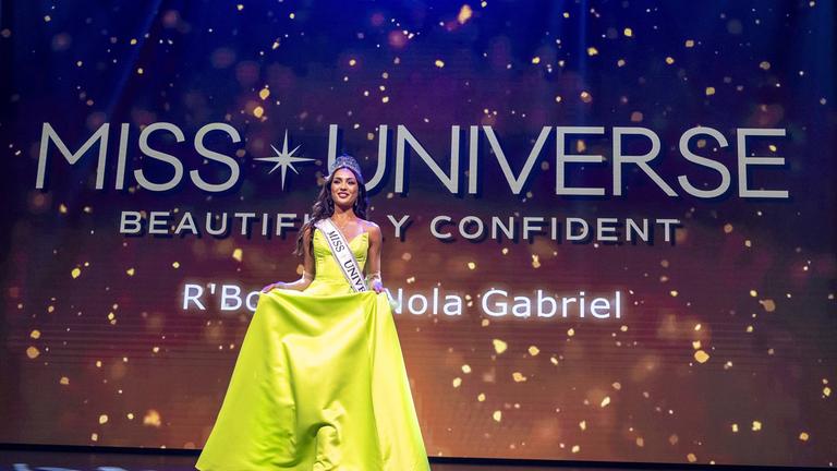 Rikki Kole, Miss Belanda 2023, berpose di depan logo kontes Miss Universe. Tuduhan pelecehan seksual – Indonesia dilarang menjadi tuan rumah kontes Miss Universe