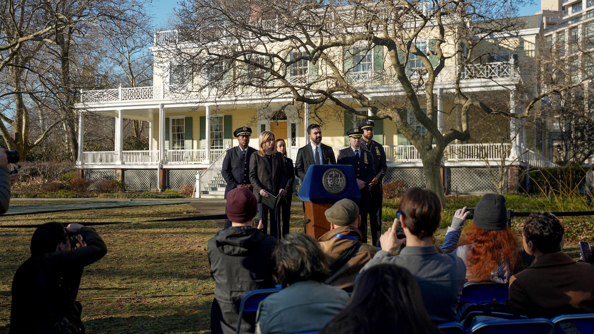 New Yorks Bürgermeister Zohran Mamdani spricht an seinem Amtssitz Gracie Mansion mit Journalisten.