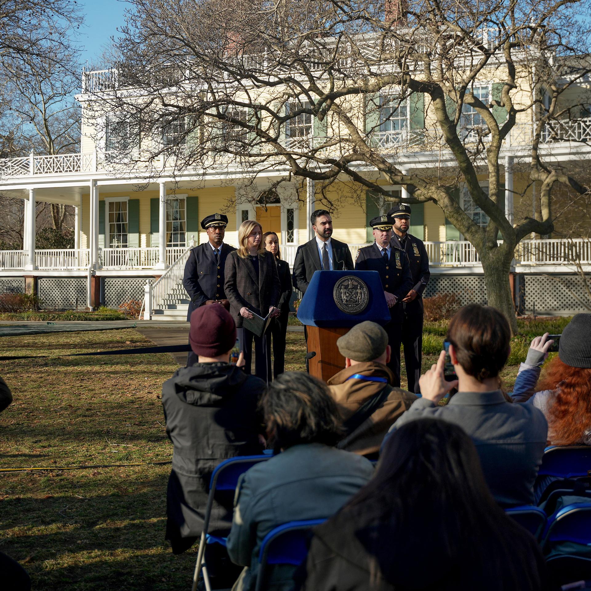 New Yorks Bürgermeister Zohran Mamdani spricht an seinem Amtssitz Gracie Mansion mit Journalisten.