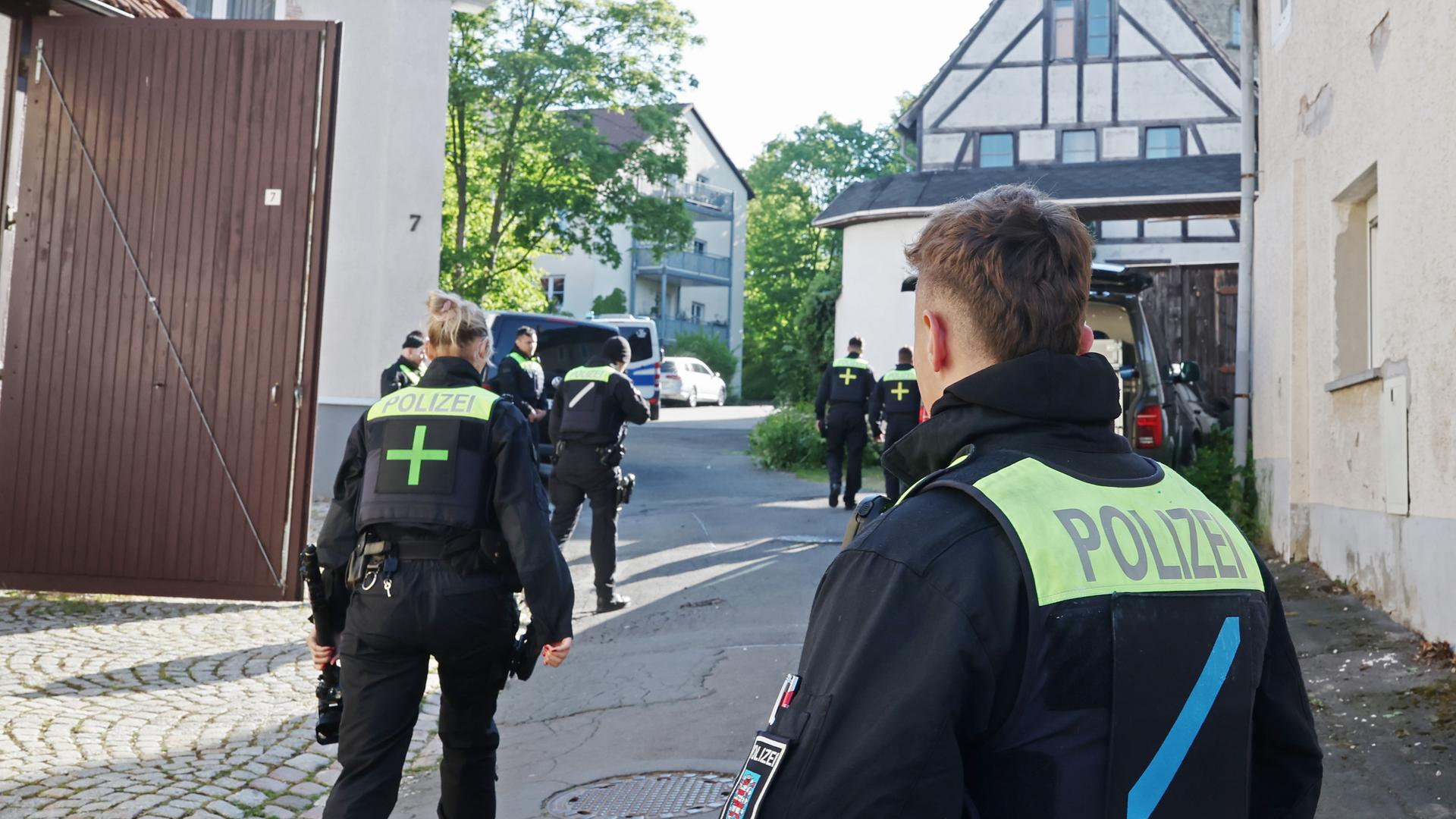 Polizeibeamte durchsuchen nach dem Verbot der Reichsbürger-Gruppe "Königreich Deutschland" Gebäude in Gera. 