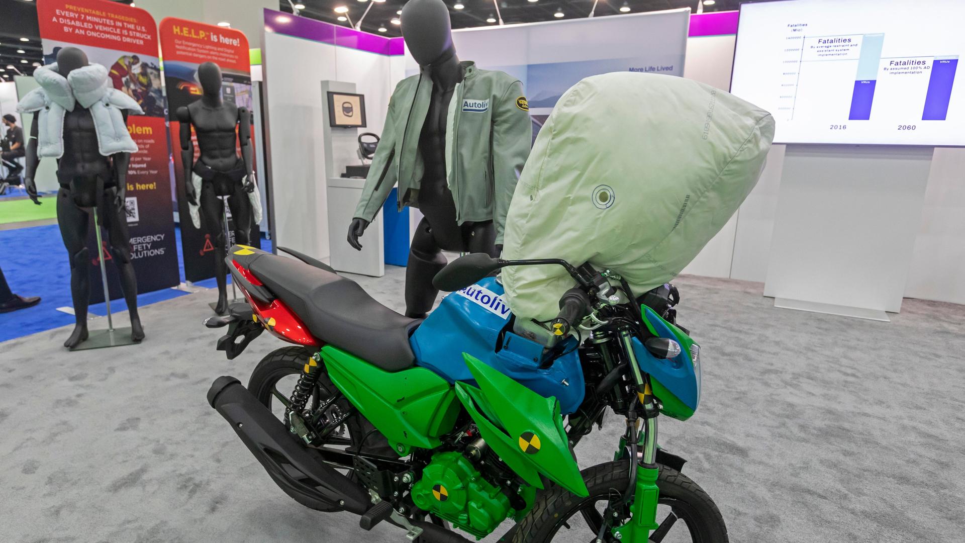 Motorrad mit einem aufgeblasenen Airbag auf dem Lenker