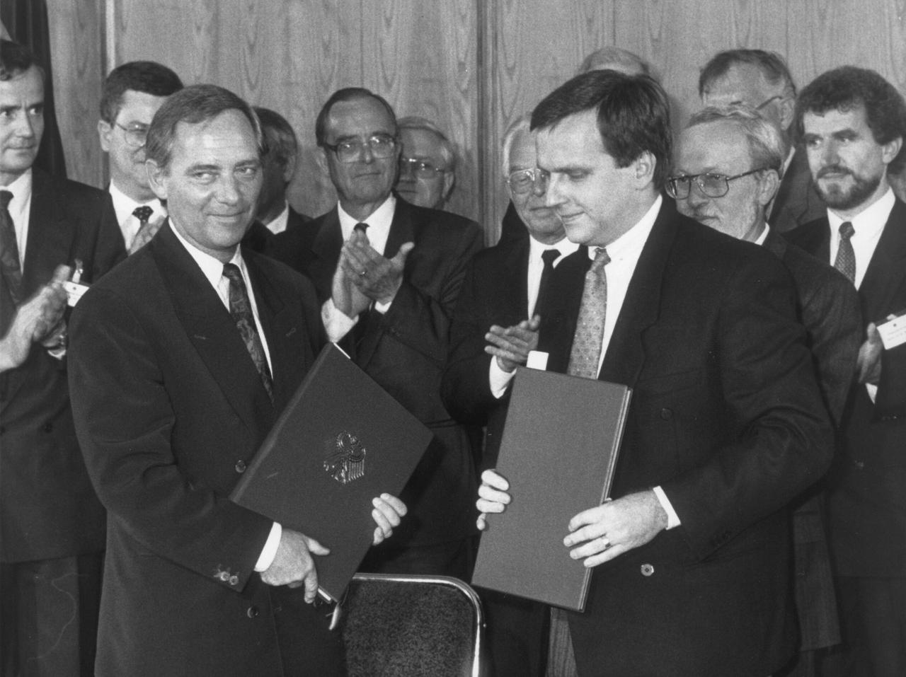 DDR-Volkskammer stimmt über Einigungsvertrag ab, 30. Jahrestag am 20. September Bundesinnenminister Wolfgang Schäuble, CDU, und der DDR - Staatsekretär Günter Krause unterzeichneten in Bonn den Einigungsvertrag. Bonn, den 20.08.1990.