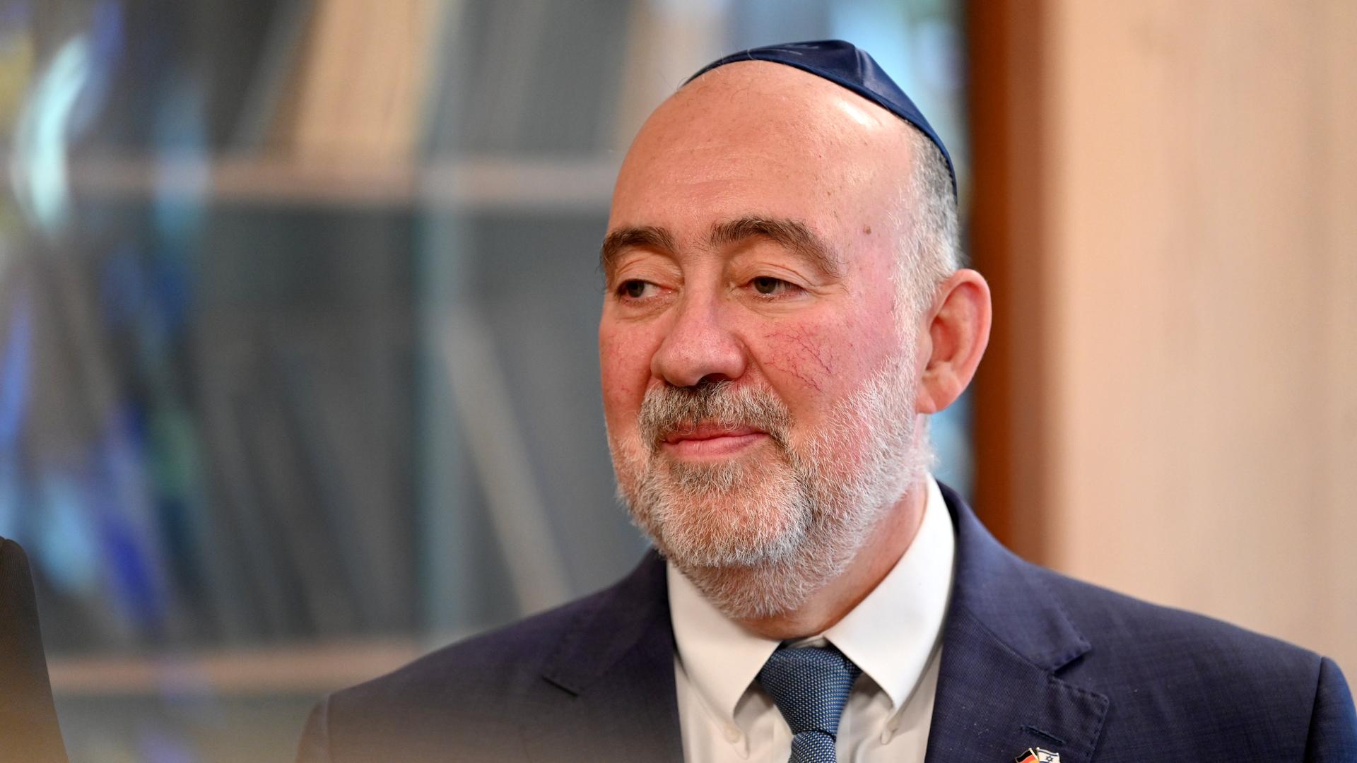 Der israelische Botschafter, Ron Prosor, steht mit Kippa auf dem Kopf in einer Synagoge in Köln.