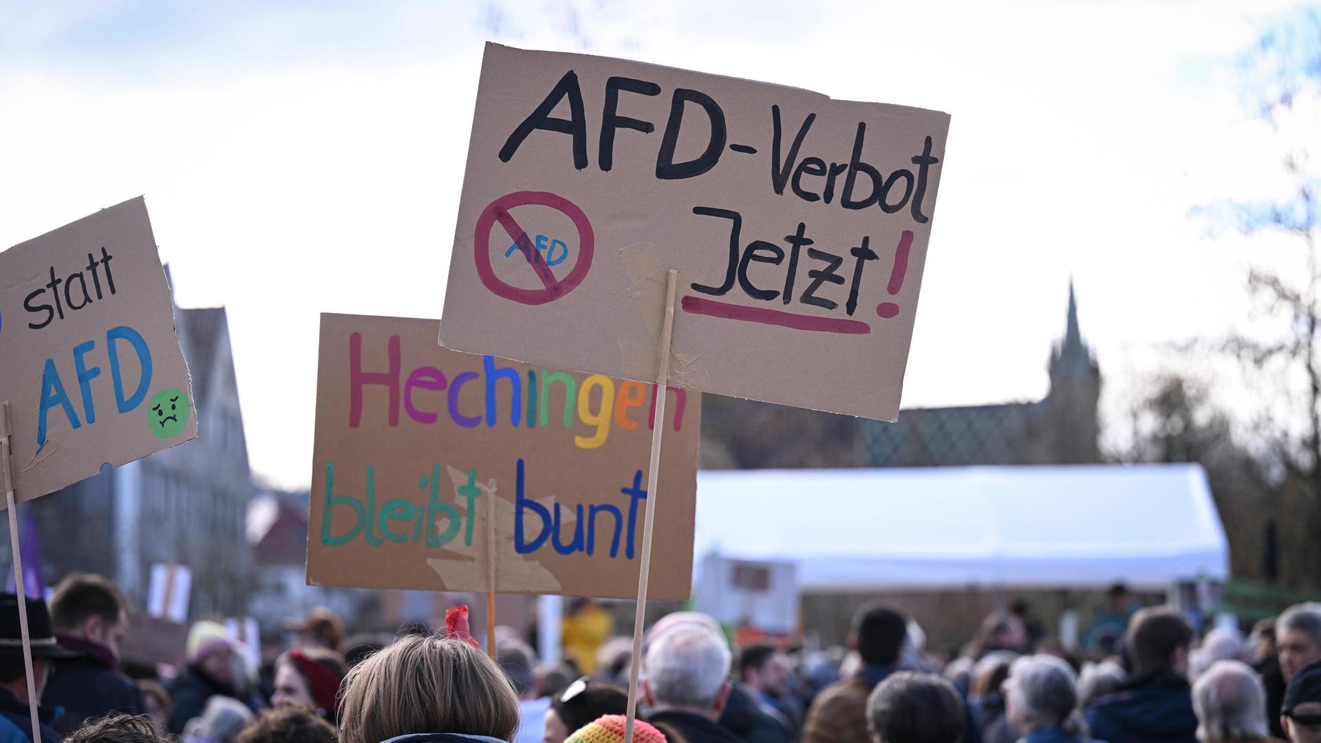 Zu sehen ist eine Demonstration gehen rechts am 25.01.2025 in Hechingen mit Protestplakaten auf dem Obertorplatz auf denen steht "AfD Verbot jetzt" und "Hechingen bleibt bunt".