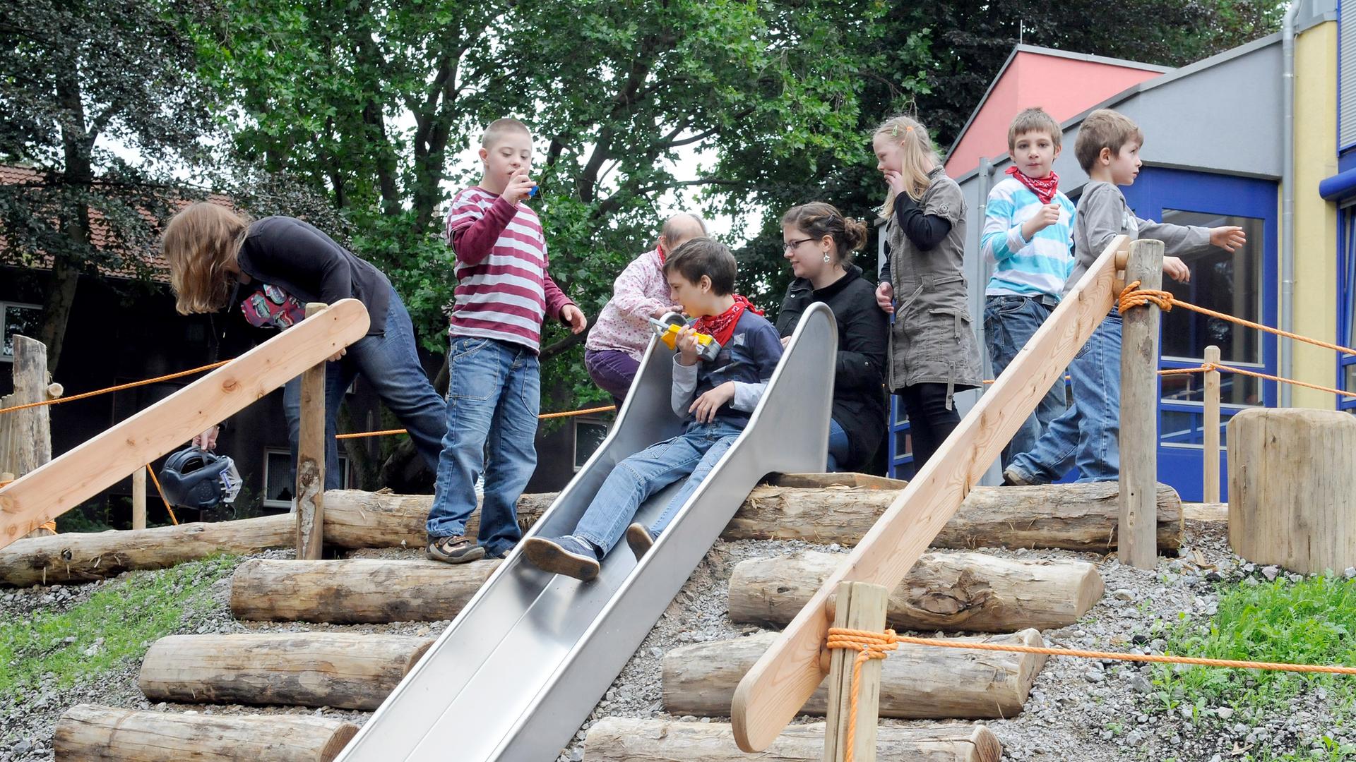  Duisburg, dasJugendhaus Beeck, man sieht Kinder, die auf der Außenanlage spielen und rutschen