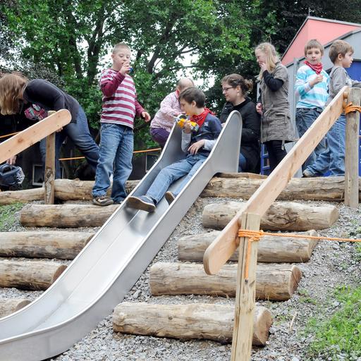  Duisburg, dasJugendhaus Beeck, man sieht Kinder, die auf der Außenanlage spielen und rutschen