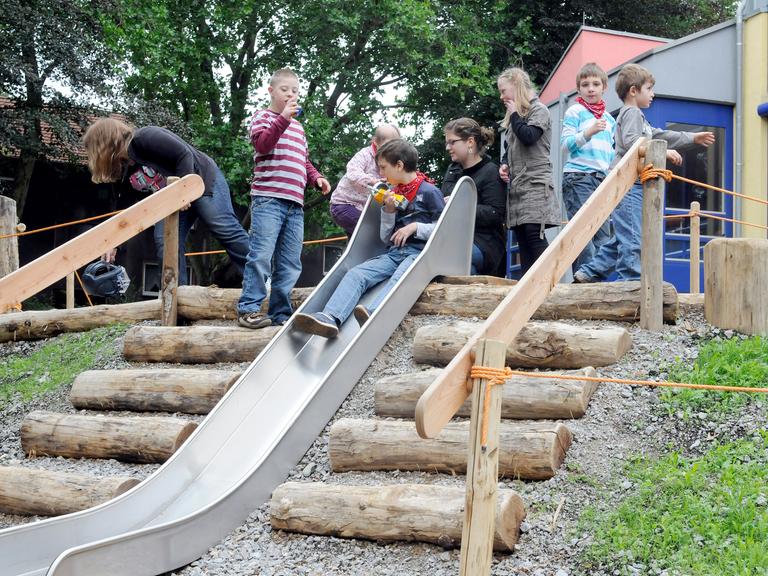 Duisburg, dasJugendhaus Beeck, man sieht Kinder, die auf der Außenanlage spielen und rutschen