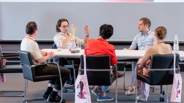 Treffen von Denkfabrik-Rat mit Führung durch das Funkhaus und Besuch bei der Live-Sendung "Studio 9 - Der Tag mit..." im Funkhaus Berlin am 20.06.2026.Sitzung von Denkfabrik-Rat mit Eva Sabine Kuntz, Marie Sagenschneider, Christian Sülz.