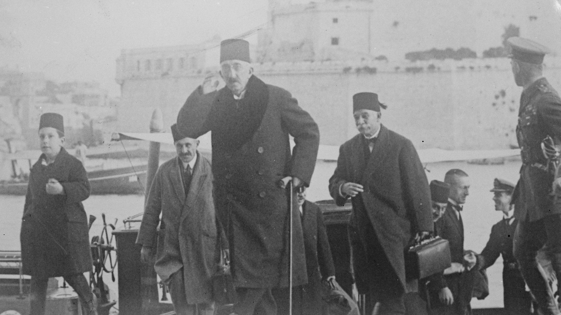 Sultan Mehmed VI. und sein Sohn Prinz Mohammed Ertogroul kommen am 29. November in Malta an, wo ihnen nach der Aufhebung des Sultanats Exil gewährt wird