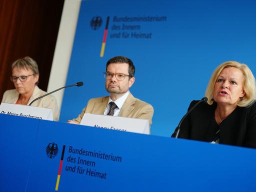 Bundesinnenministerin Faeser stellt gemeinsam mit Justizminister Buschmann und der Staatssekretärin im Wirtschaftsministerium, Hajduk, die Maßnahmen vor. 