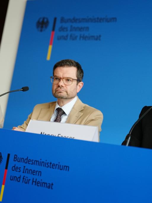 Bundesinnenministerin Faeser stellt gemeinsam mit Justizminister Buschmann und der Staatssekretärin im Wirtschaftsministerium, Hajduk, die Maßnahmen vor. 