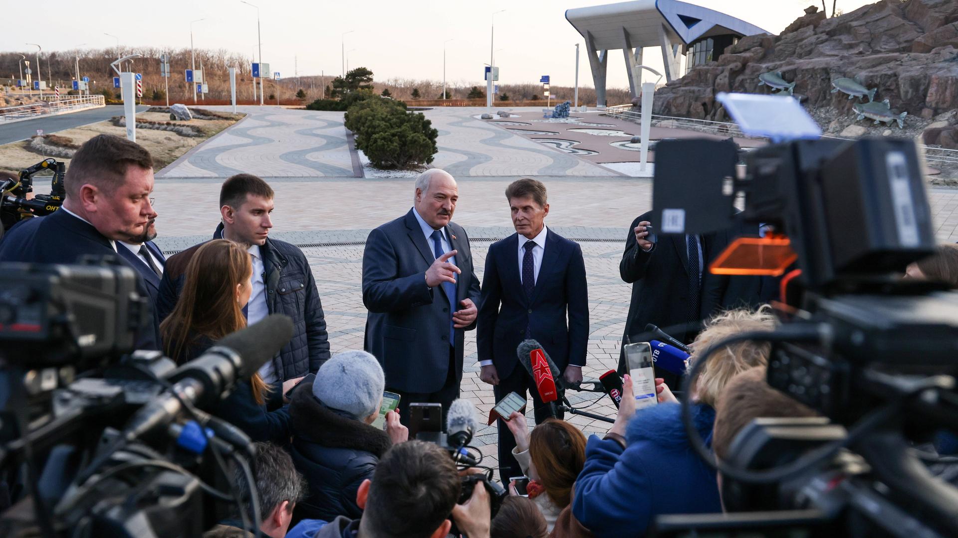 Medienvertreter umringen bei einem Pressetermin in Russland Diktator Alexander Lukaschenko 