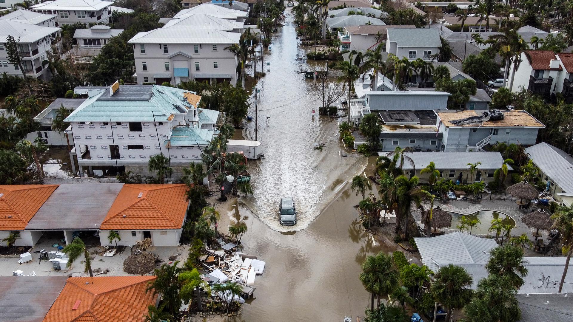 Luftaufnahme einer unter Wasser stehenden Straße in einer Stadt in Florida.