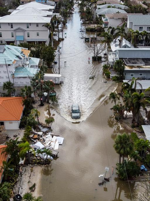 Luftaufnahme einer unter Wasser stehenden Straße in einer Stadt in Florida.