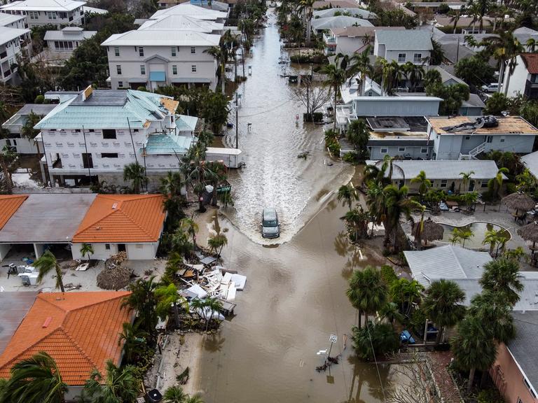 Luftaufnahme einer unter Wasser stehenden Straße in einer Stadt in Florida.